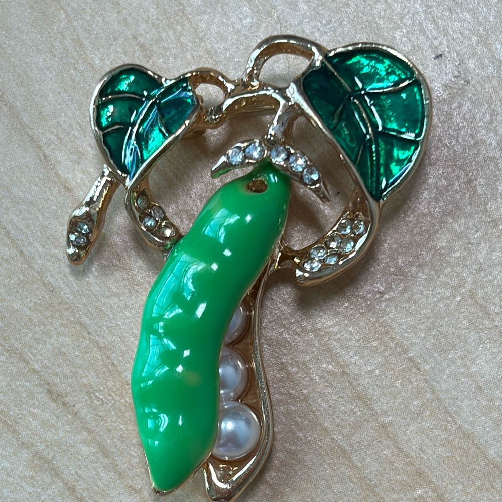 Pea pod brooch in gold tone with faux pearls/ new without tags